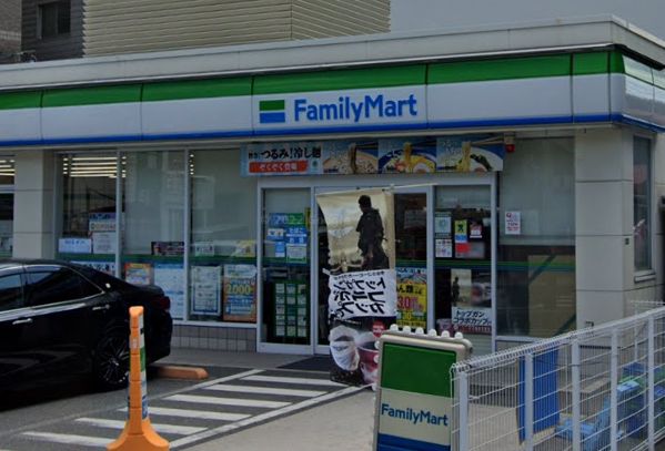 コンビニ　ファミリーマート 東本浦店（コンビニ）まで495m