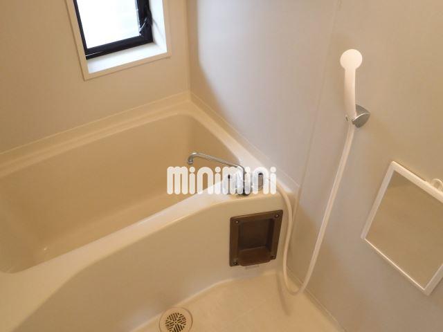 バス・シャワールーム　換気のできる窓がございます。