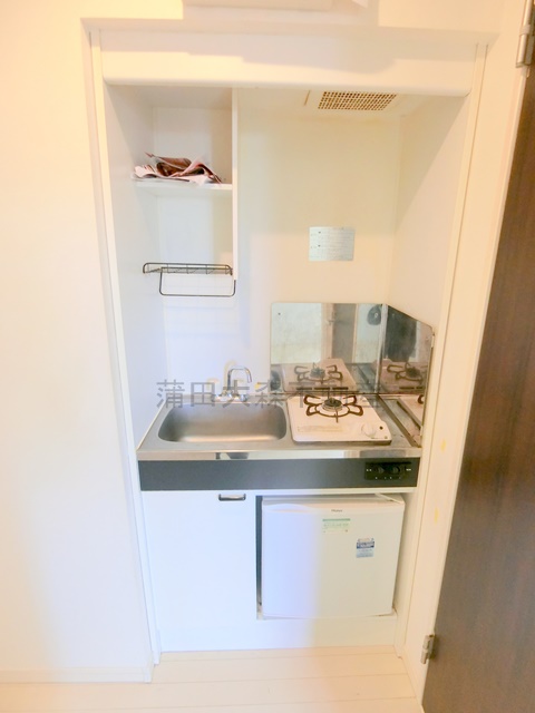 キッチン　ミニ冷蔵庫付のガスキッチン