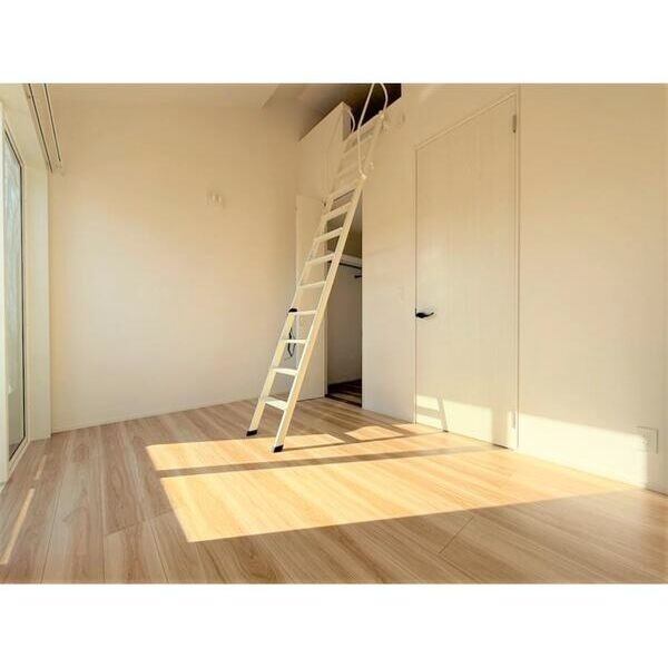 その他部屋・スペース　ロフト付きで天井が高く開放的