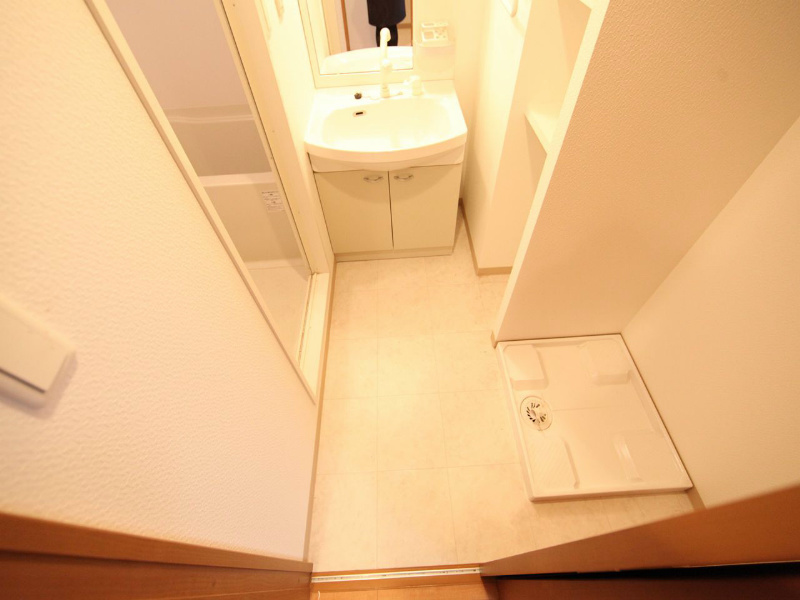 洗面設備　脱衣所　独立洗面台（シャンプードレッサー付）収納スペース有