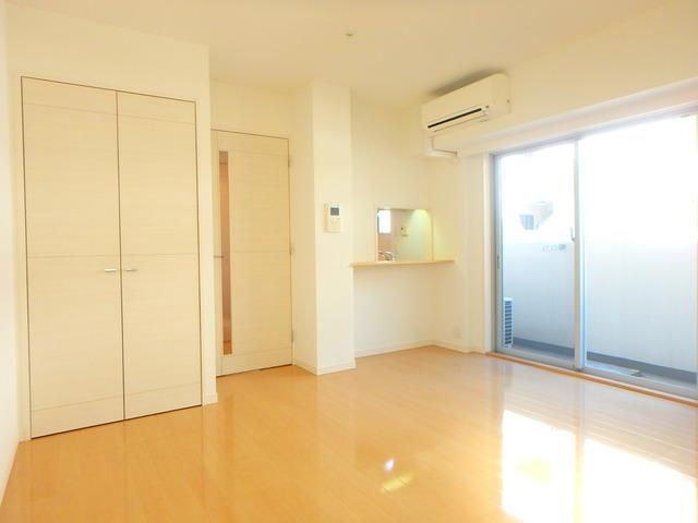 居室・リビング　★日の差し込む明るい洋室です★