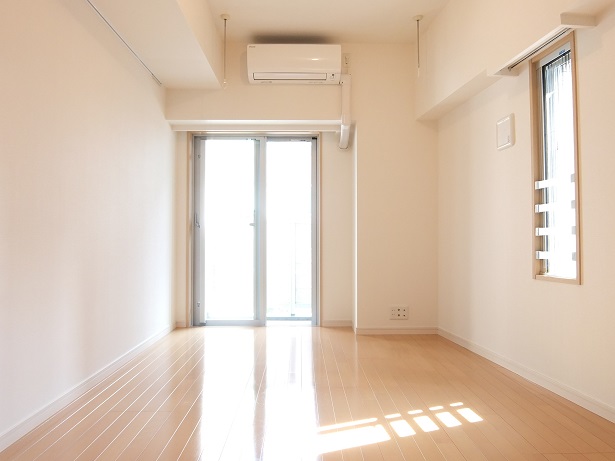 居室・リビング　落ち着いた色調の洋室です