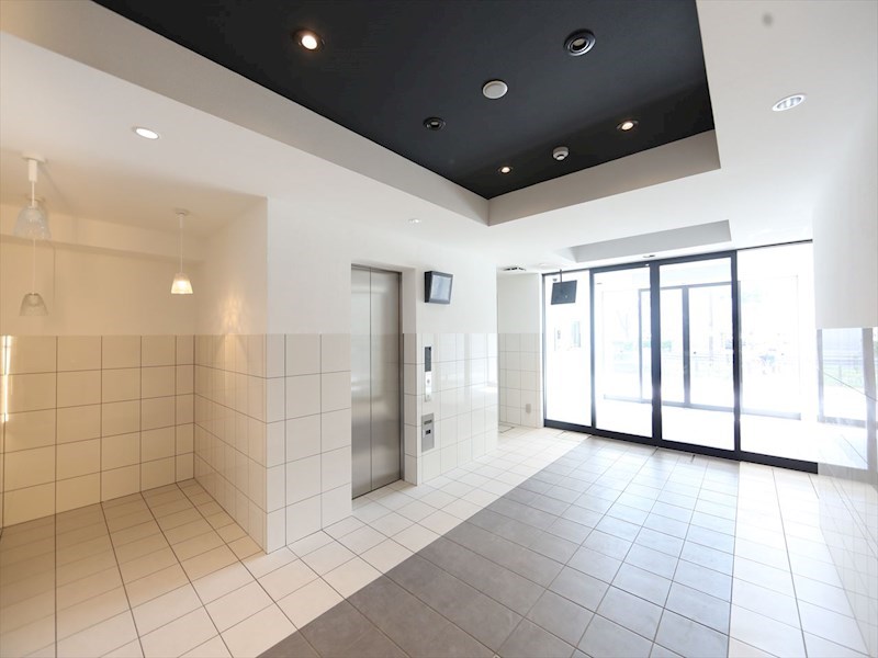 エントランス　エントランス　オートロック付　防犯カメラ有り