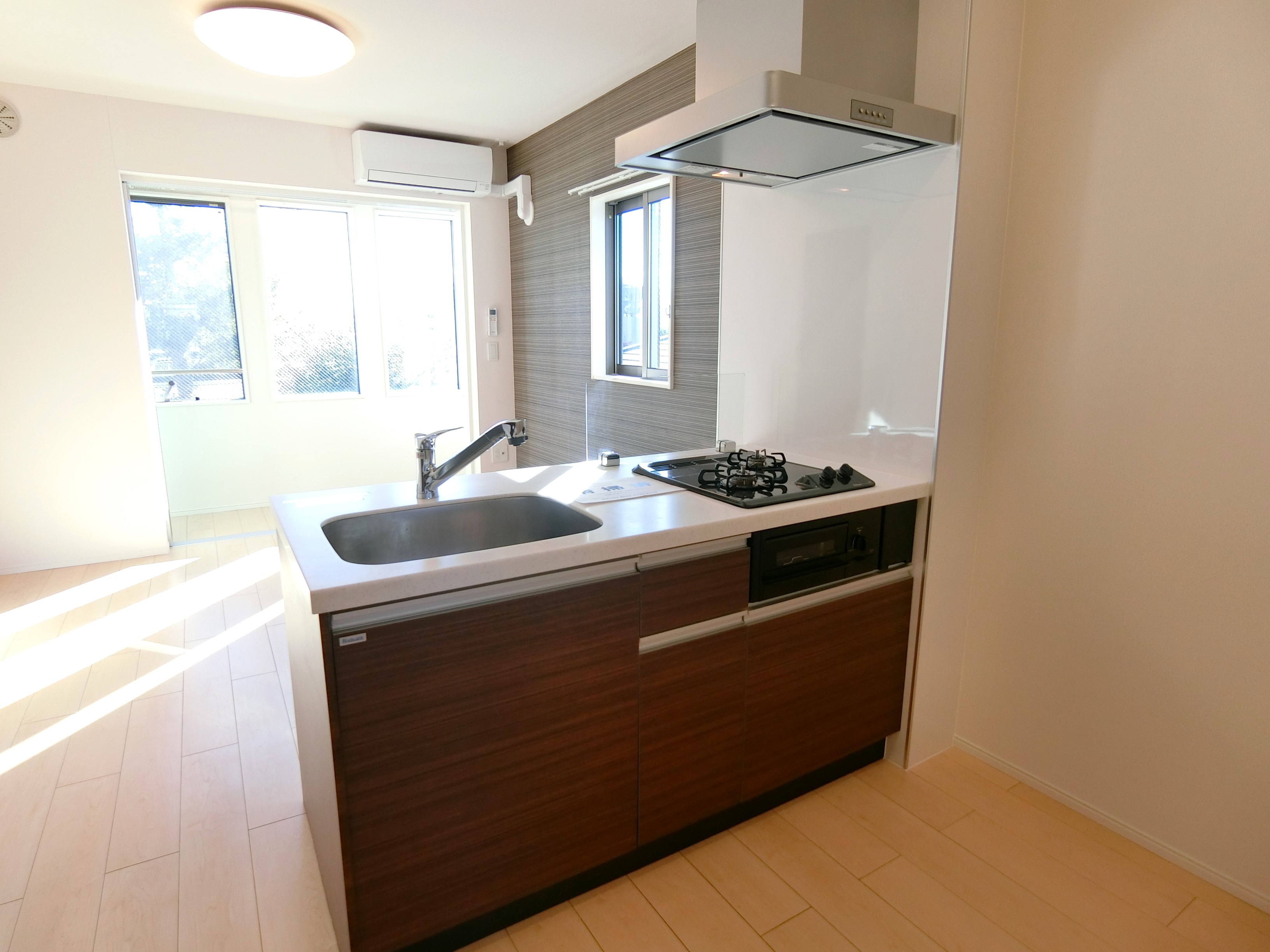 キッチン　※別部屋の写真を使用しています(間取り反転タイプ)