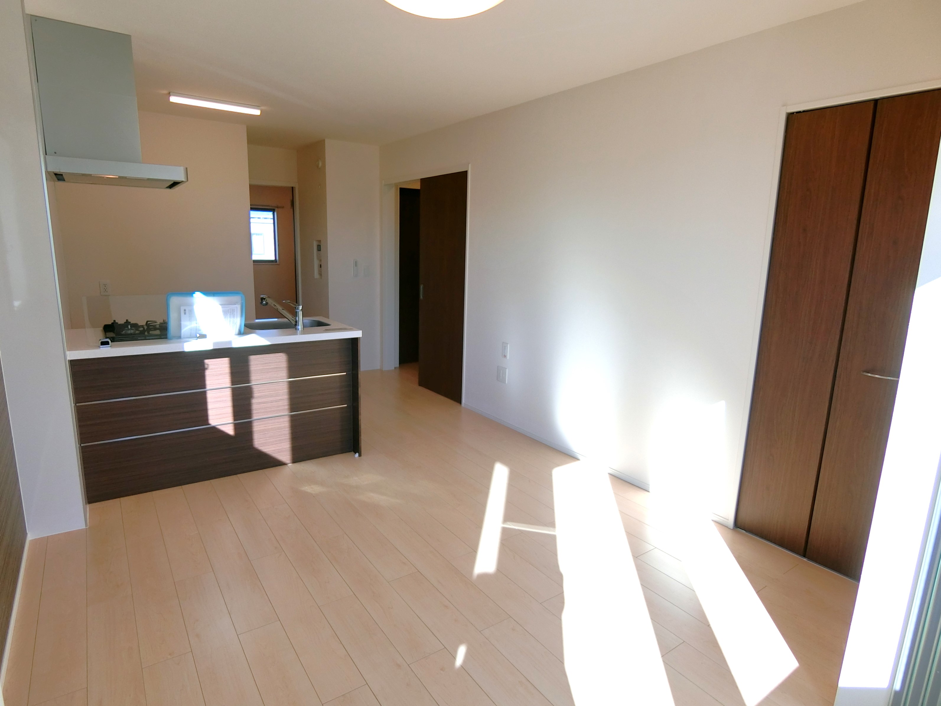 居室・リビング　※別部屋の写真を使用しています(間取り反転タイプ)