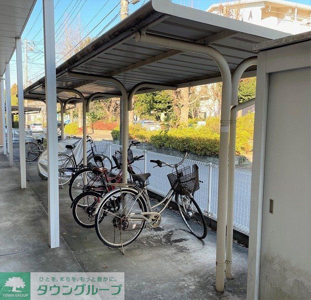 その他　屋根付き駐輪場完備