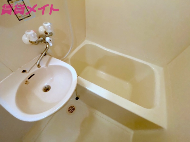 バス・シャワールーム　別部屋反転参考写真です