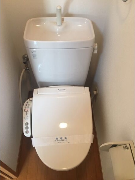 トイレ　※写真は同じマンションの違う部屋のものになります。