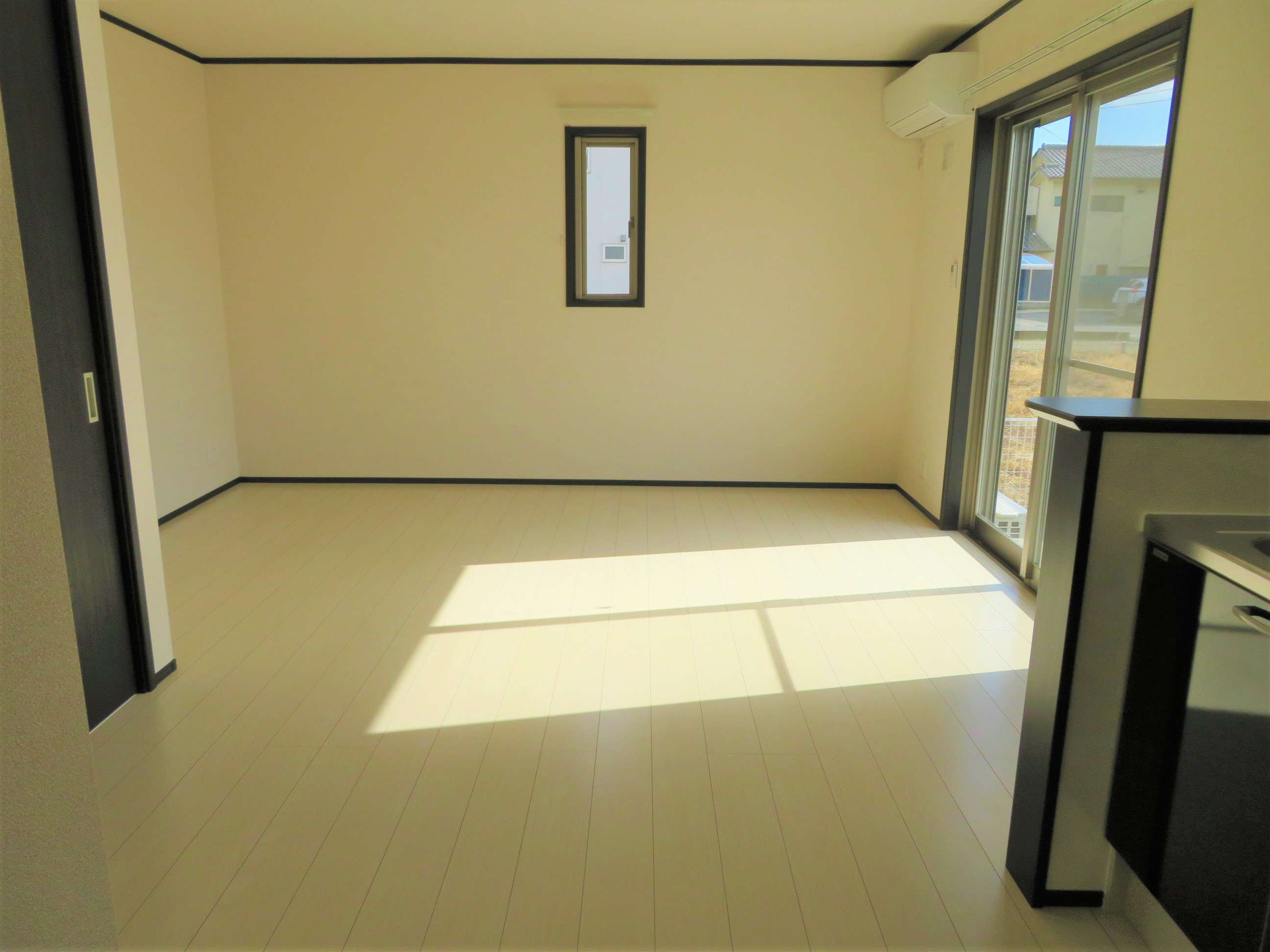 居室・リビング　13帖の広いリビングです！窓が多く明るい室内です！