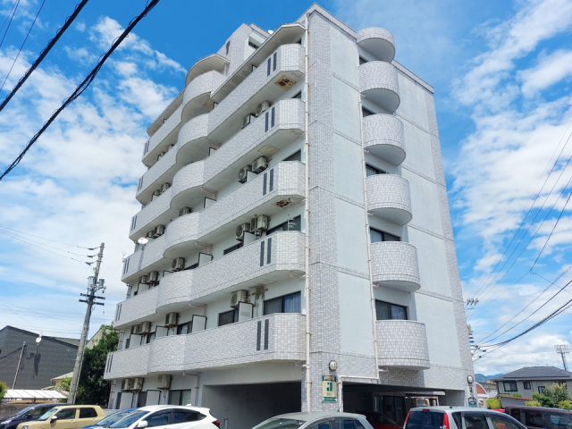 【松山市和泉北のマンションの建物外観】