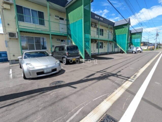 【カメリアハウスの駐車場】