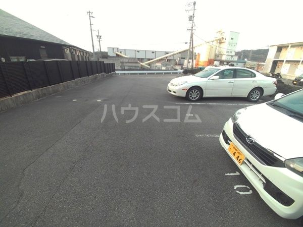 【私の家IIの駐車場】