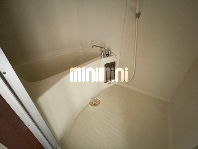 バス・シャワールーム　７，５帖に大きな収納付きです。