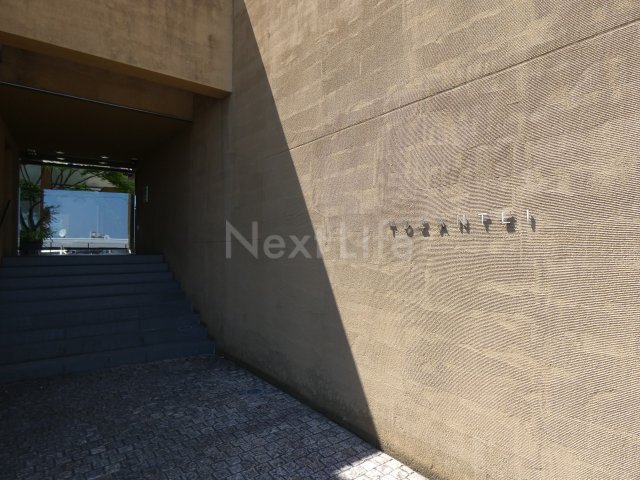 【横浜市鶴見区寺谷のマンションのエントランス】