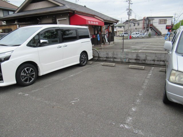 【ハイネス野添南の駐車場】