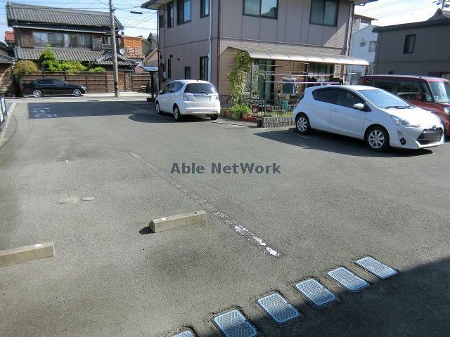 【碧南市錦町のアパートの駐車場】