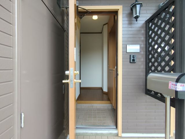 【角田市角田のアパートの玄関】