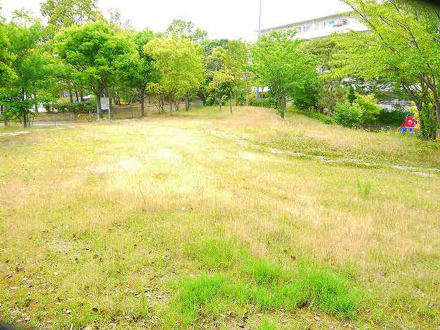 【木津川市兜台のアパートの公園】