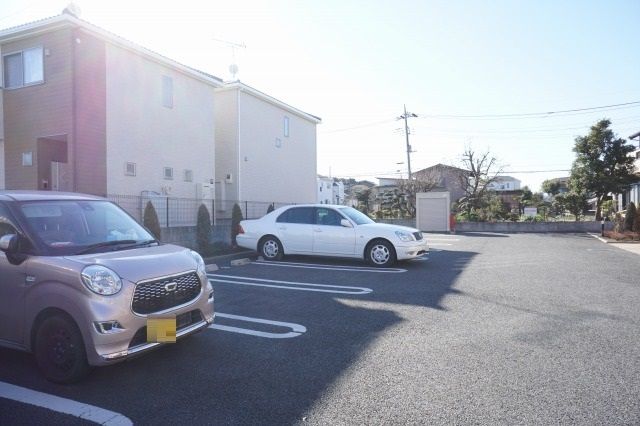 【所沢市小手指南のアパートの駐車場】