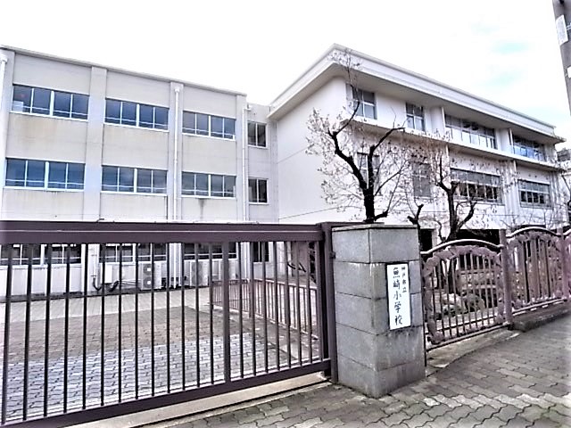 【メゾン・ドゥ・アシュの小学校】