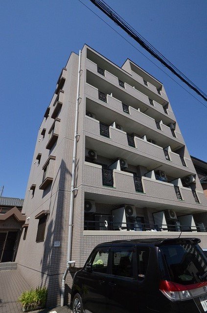 【広島市西区西観音町のマンションの建物外観】