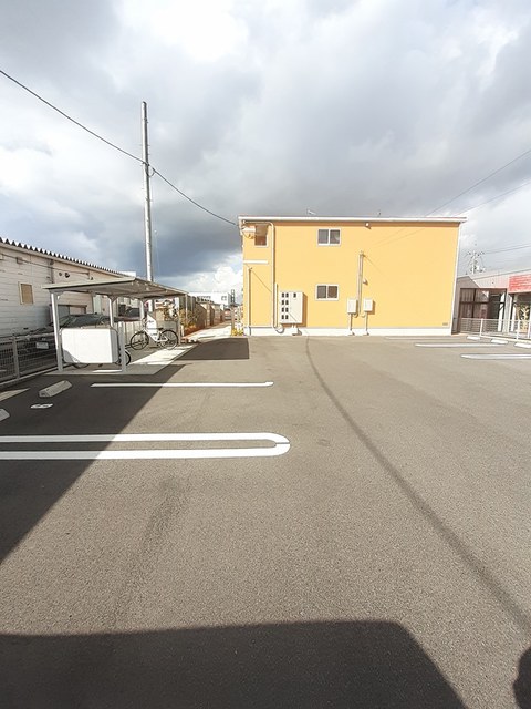 【松江市東出雲町揖屋のアパートの駐車場】