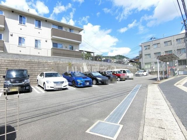 【広島市東区上温品のアパートの駐車場】