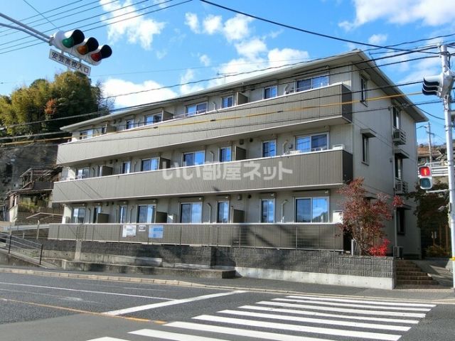 広島市東区上温品のアパートの建物外観