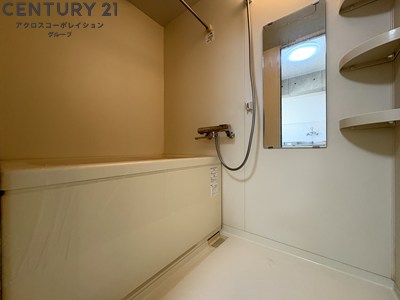 バス・シャワールーム　収納スペースありのバスルームです。