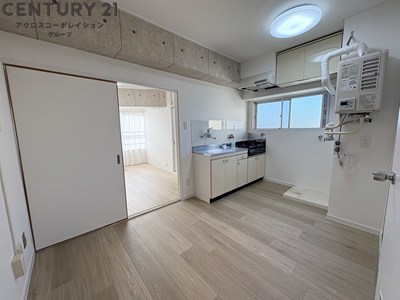 居室・リビング　床色が明るい色合いで、とてもきれいです。