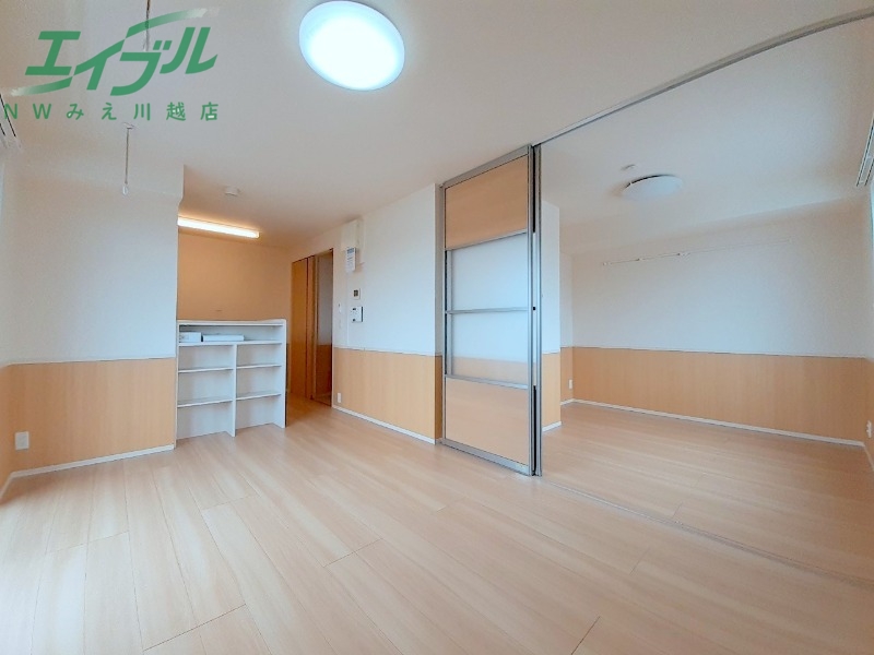 居室・リビング　同物件別部屋のお写真です。