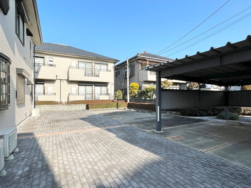 駐車場　敷地内駐車場有