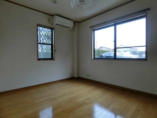 居室・リビング　照明、エアコン付リビングは、両面採光で日当たり良好