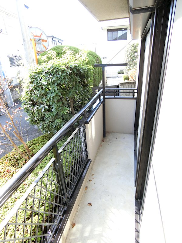 バルコニー　日当りの良いベランダ