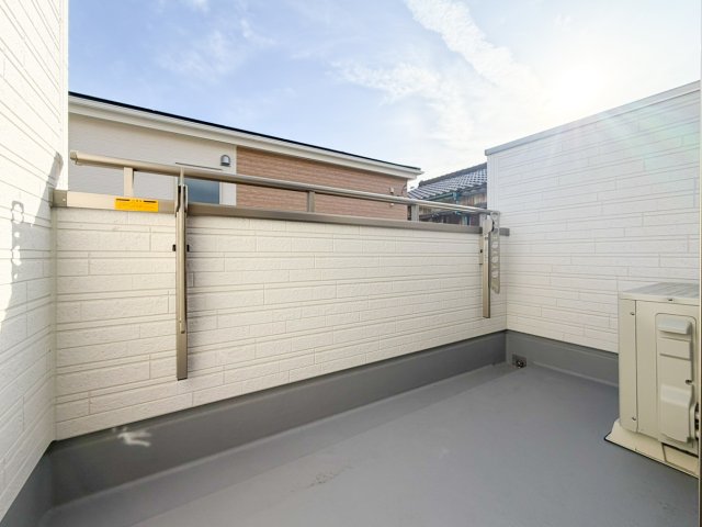 バルコニー　外からの目が気にならないバルコニーで洗濯物が干せます