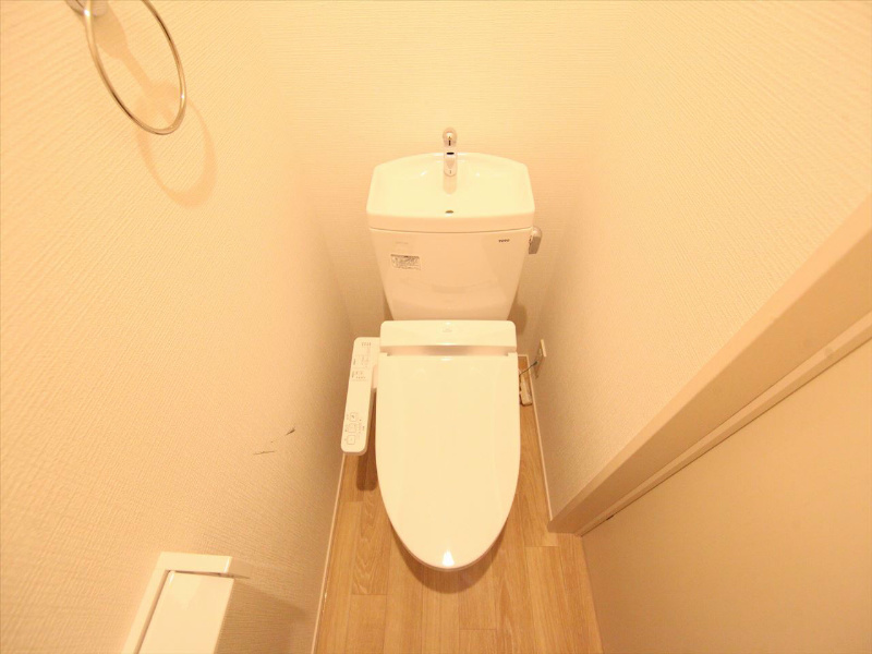 トイレ　温水洗浄暖房便座付トイレ　イメージ画像