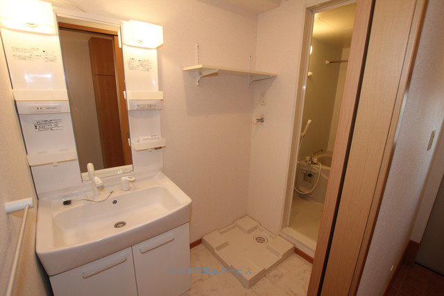 洗面設備　独立洗面台、朝の身支度には欠かせません サンリットスクエアB