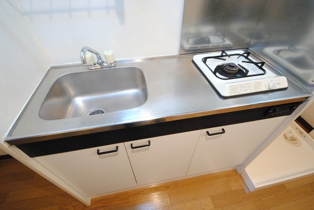 キッチン　写真は２０３号室（１Ｋタイプ）