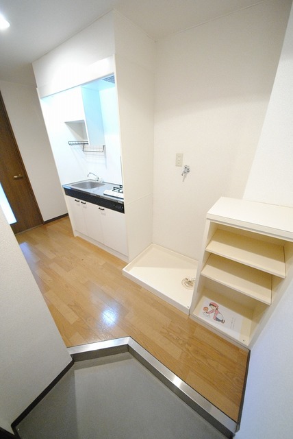 玄関　写真は２０３号室（１Ｋタイプ）