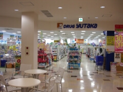 ドラックストア　ドラッグユタカ彩都店（ドラッグストア）まで1296m