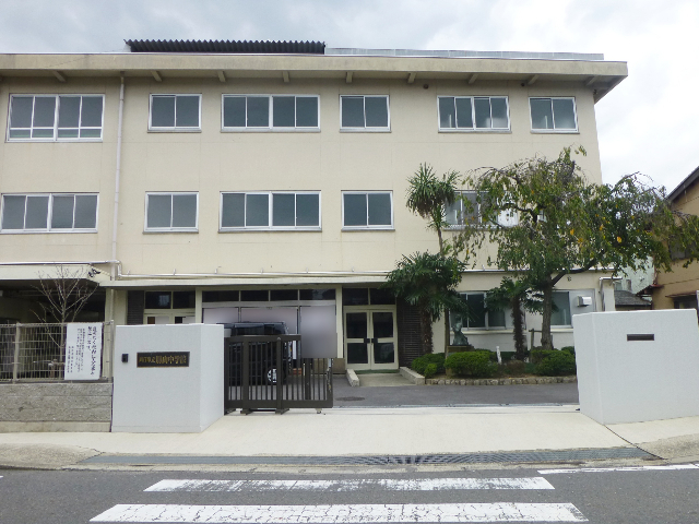 中学校　向日市立勝山中学校（中学校）まで403m
