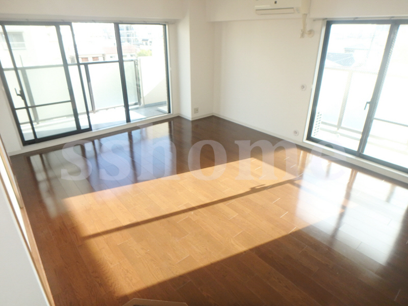 居室・リビング　角部屋で明るいお部屋です☆