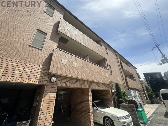 建物外観　オートロックで外部の人間が簡単に出入りできないため安心です。