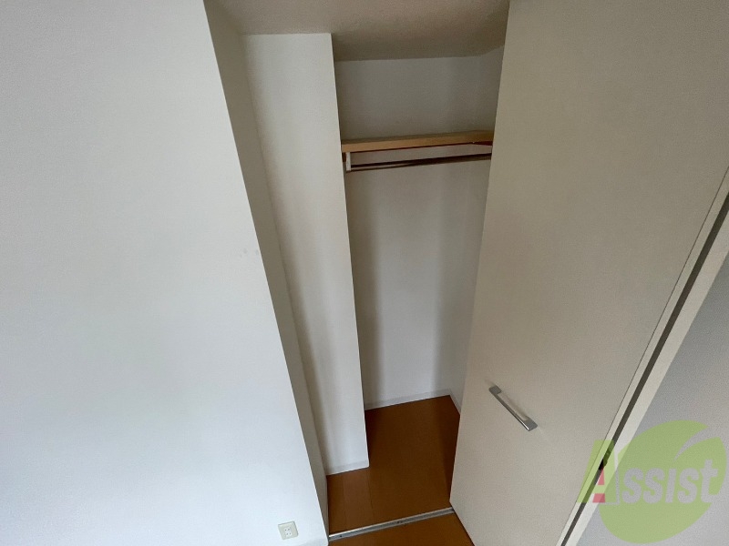 収納　寝室のウォークインクローゼットです。衣類その他沢山入ります！