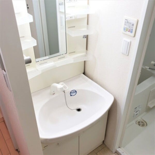 洗面設備　※写真は同じマンションの違う部屋のものになります。