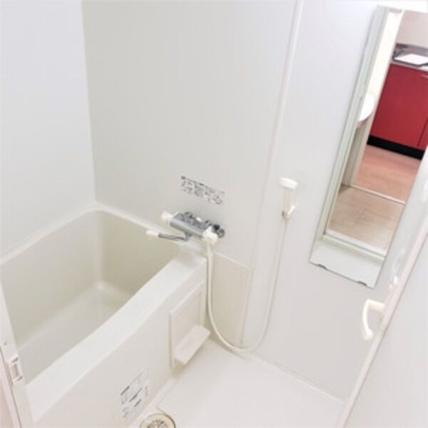 バス・シャワールーム　※写真は同じマンションの違う部屋のものになります。
