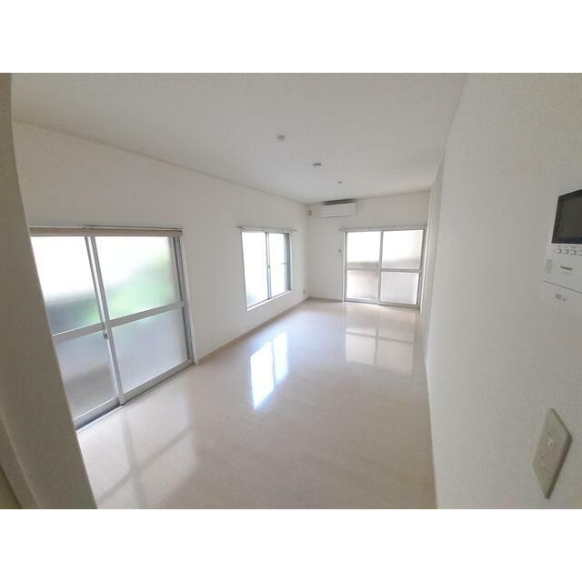 居室・リビング　９帖の広い部屋で、窓が３ヶ所も有りますので明るい部屋です。