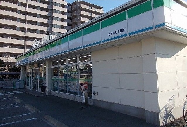 コンビニ　ファミリーマート（コンビニ）まで500m