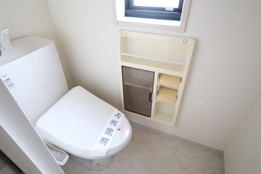 トイレ　窓があります。
